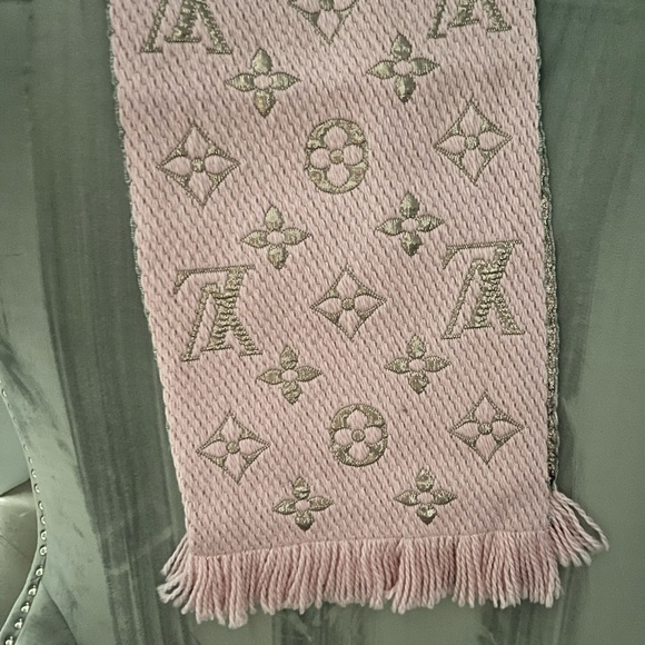 Authentic LV wool monogram scarf-brand new - Picture 6 of 6